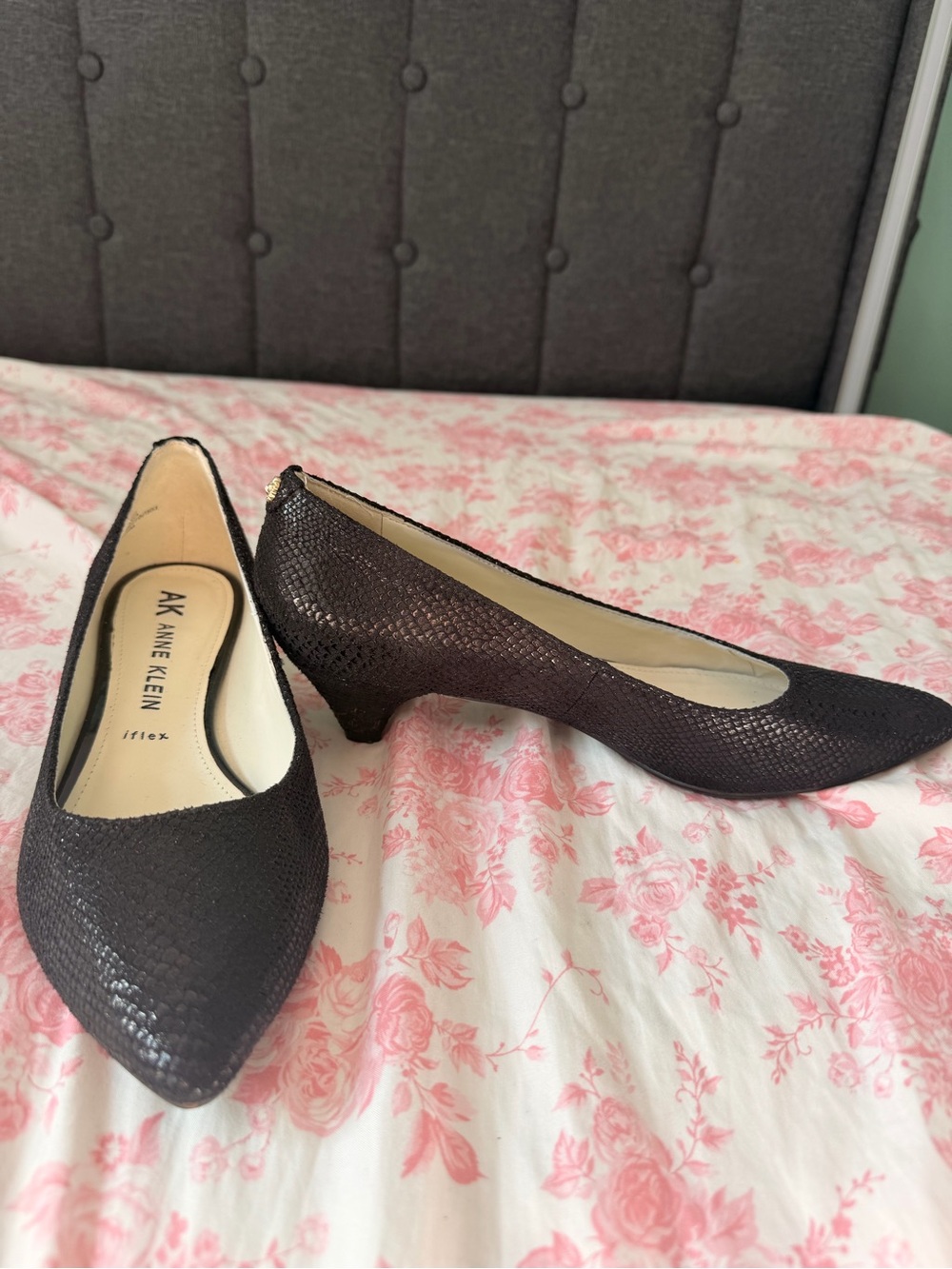 Anne Klein Black Textured Pointed Kitten Heel Pumps